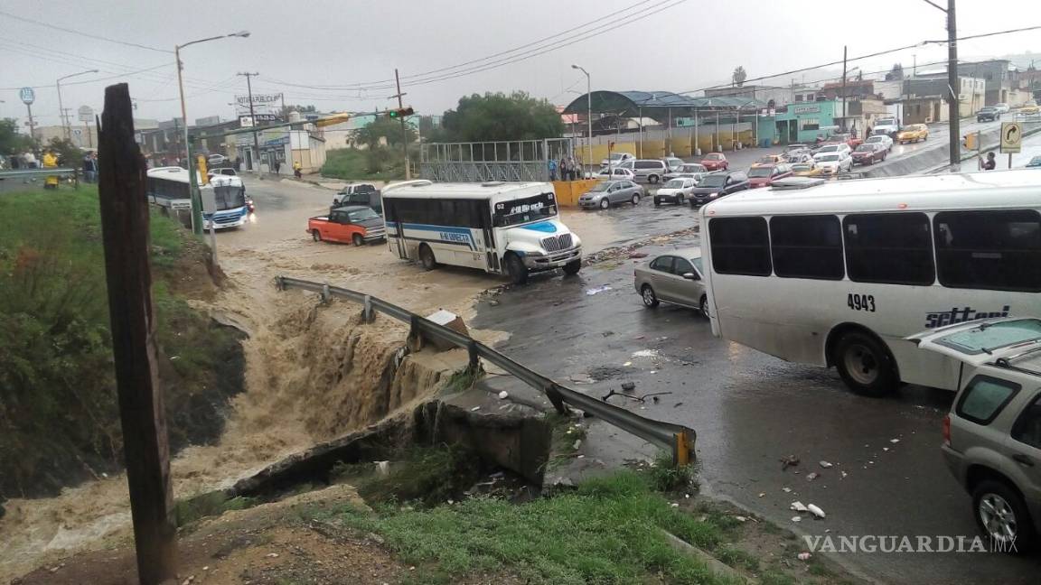 Lluvias causan encharcamientos y caos en Saltillo