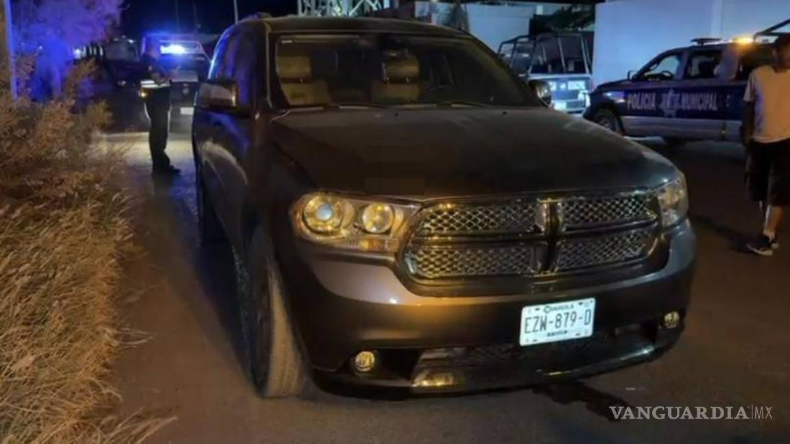 $!Ambos autos quedaron bajo resguardo de las autoridades mientras se realizaba la detención de los presuntos responsables.