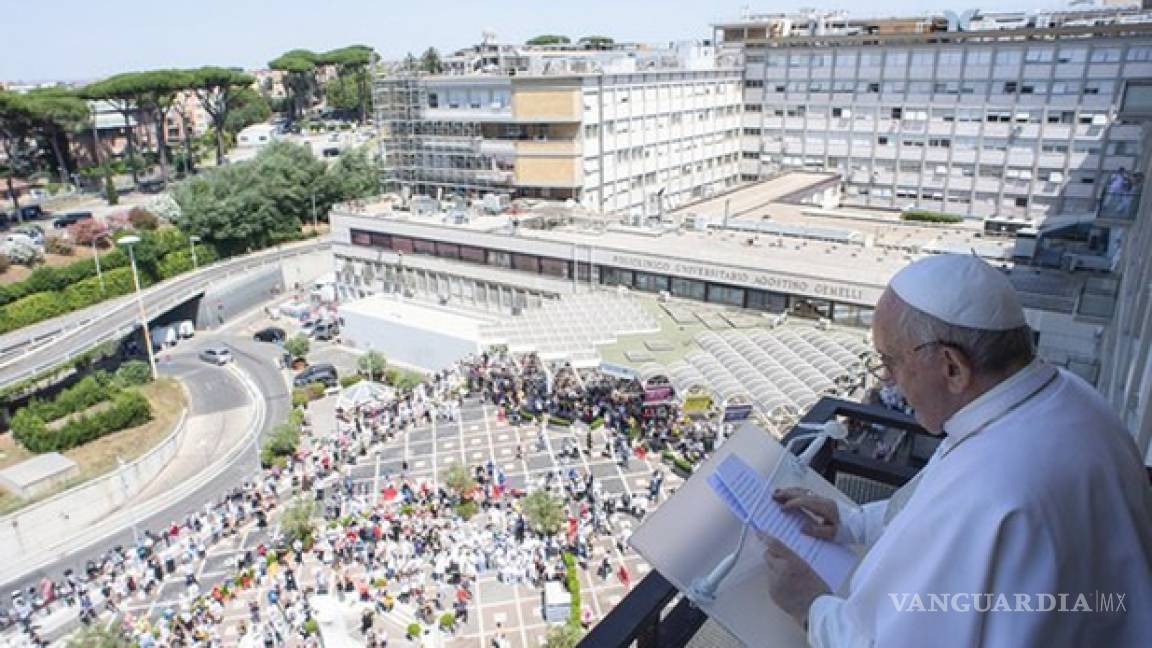 Papa Francisco reza el angelus desde balcón del Hospital Gemelli, en Roma