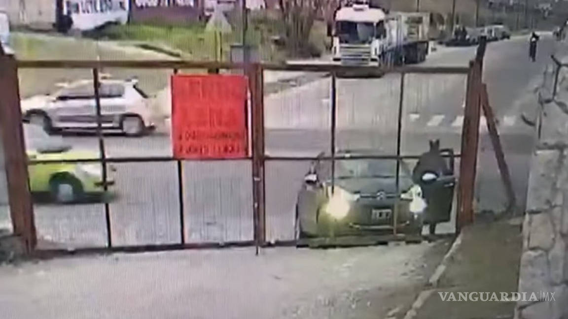 Se baja a abrir un portón y le roban su vehículo en Argentina (video)