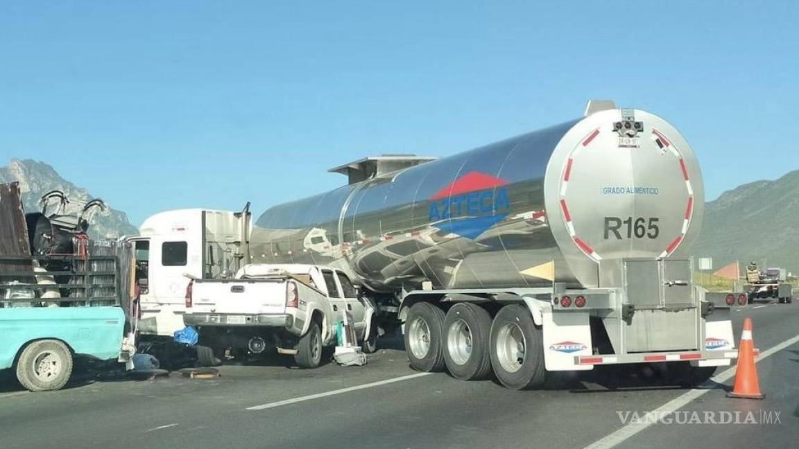 Trailero da ‘vuelta en U’ y causa accidente en la carretera Monterrey-Saltillo