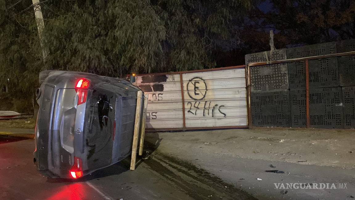 Conductor abandona camioneta tras volcar en Periférico de Saltillo