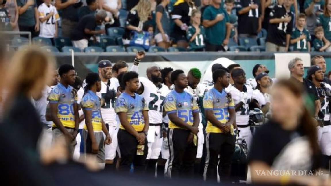 Jugador de la NFL se impone al reglamento y protesta contra el racismo en pleno himno