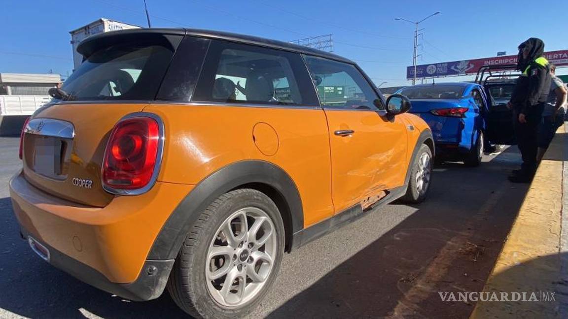 $!El percance ocurrió cuando el conductor de un Nissan March intentó incorporarse a los carriles centrales del periférico