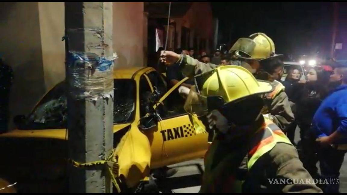 Persecución entre taxista y particular en Saltillo termina en aparatoso choque contra poste de la CFE