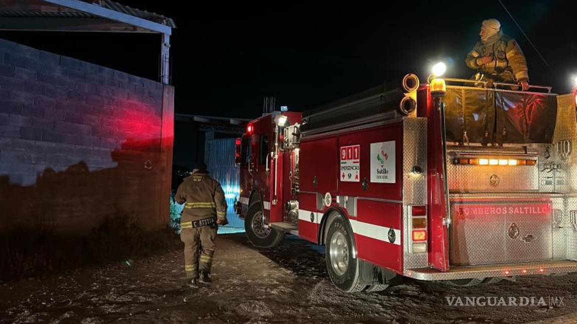 $!Los residuos calientes en un horno desataron el incendio que movilizó a los bomberos en la calle Francisco Javier Mina.