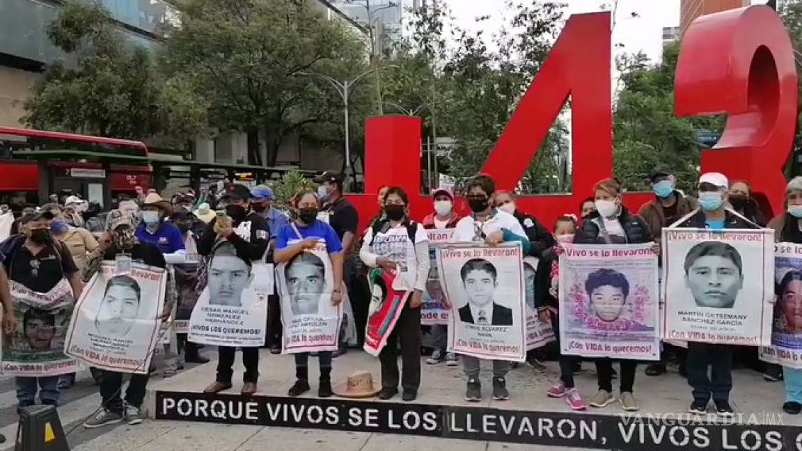 Padres de los 43 normalistas exigen a AMLO investigar a Peña Nieto