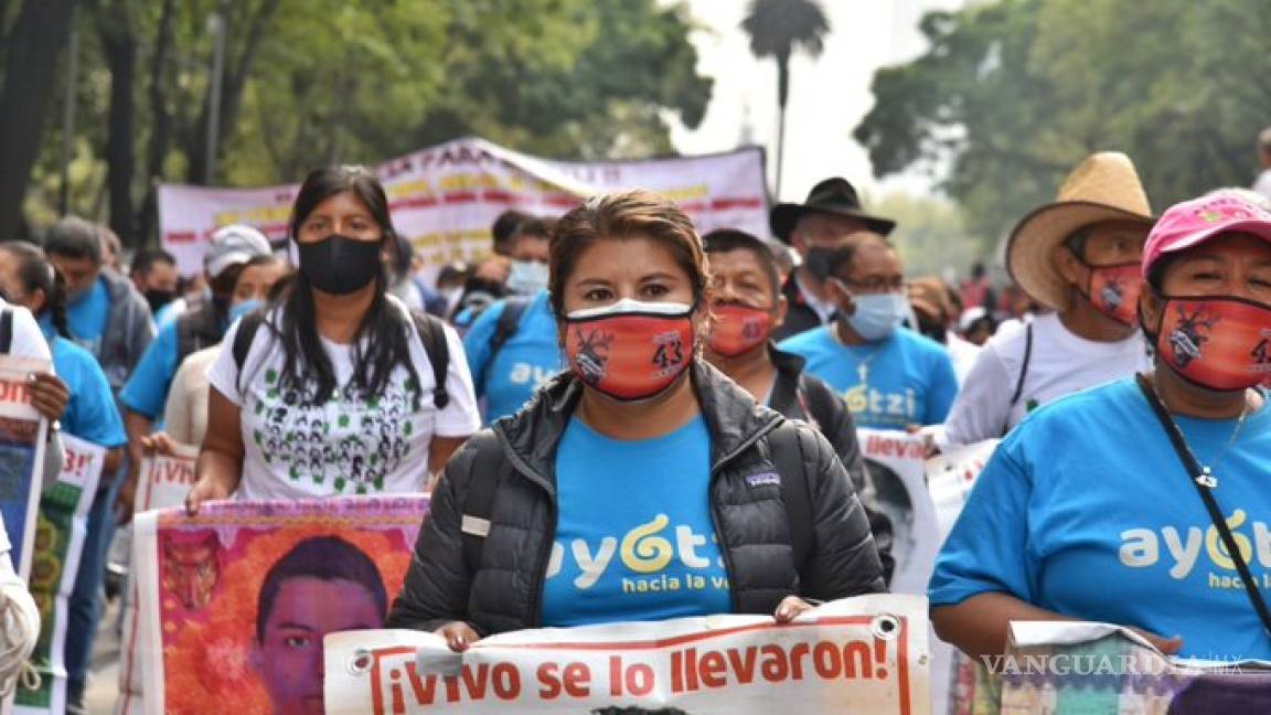 Familiares de los 43 piden a AMLO esclarecer ‘verdad histórica’ de Ayotzinapa