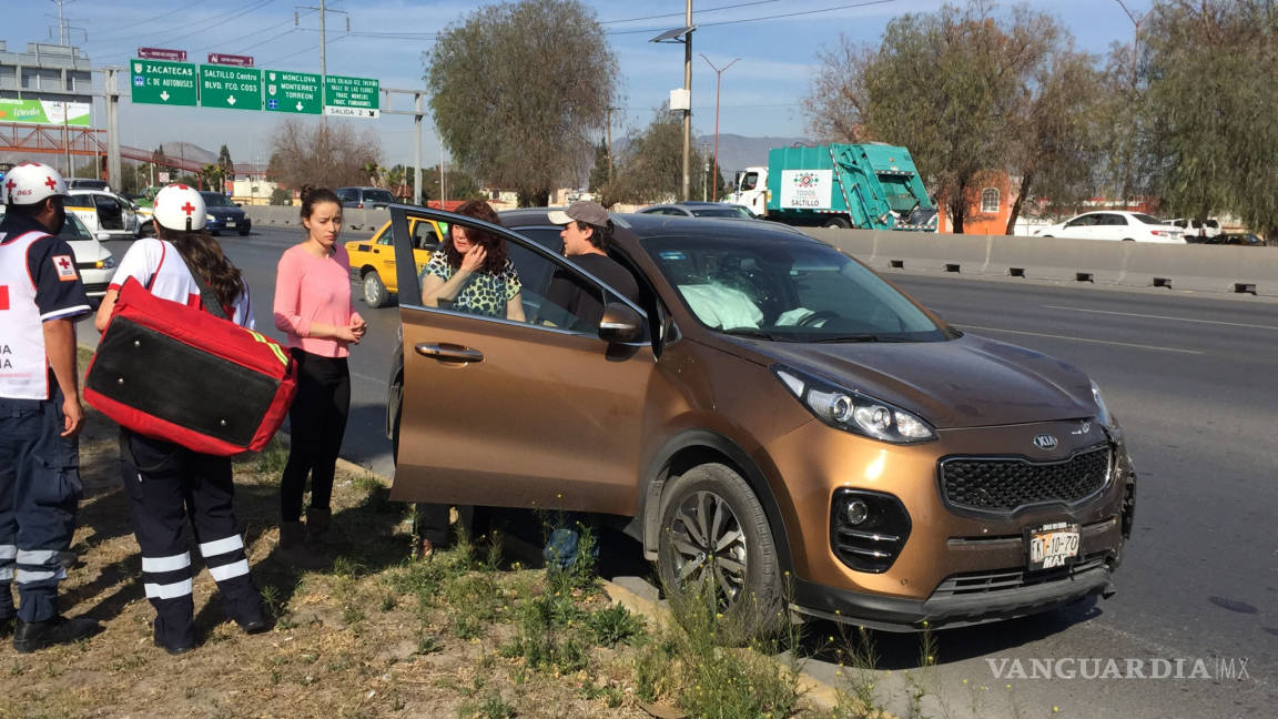 $!Mujer taxista provoca choque, culpa a trailero