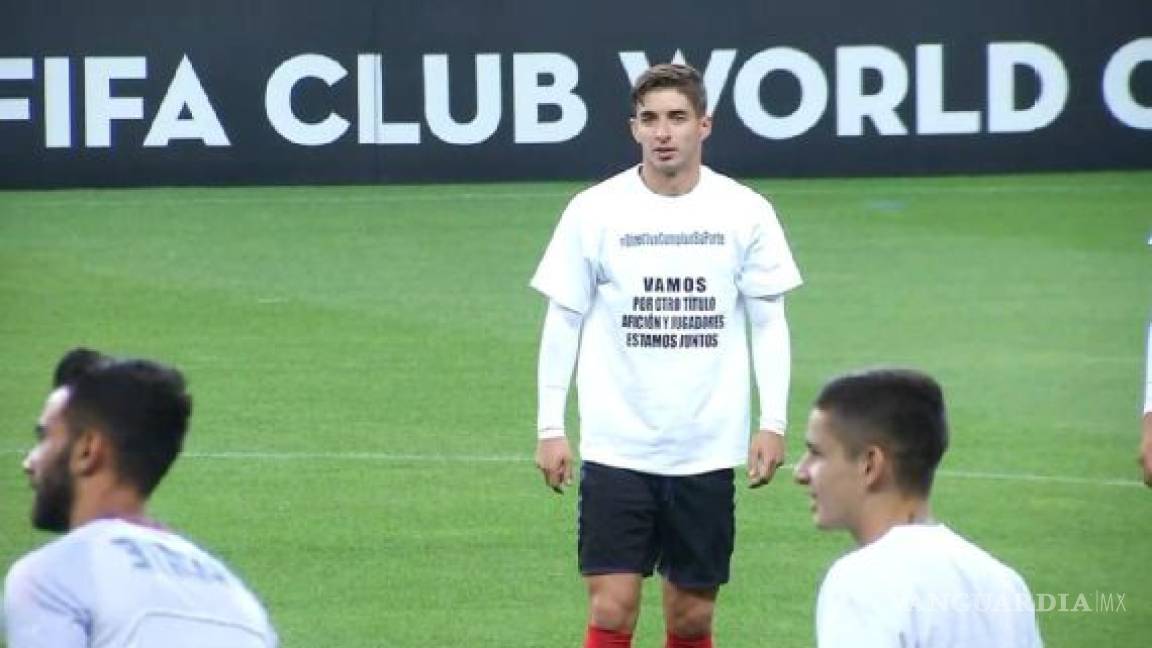 Jugadores de Chivas entrenan con playeras de protesta para reclamar por el dinero que les debe el equipo