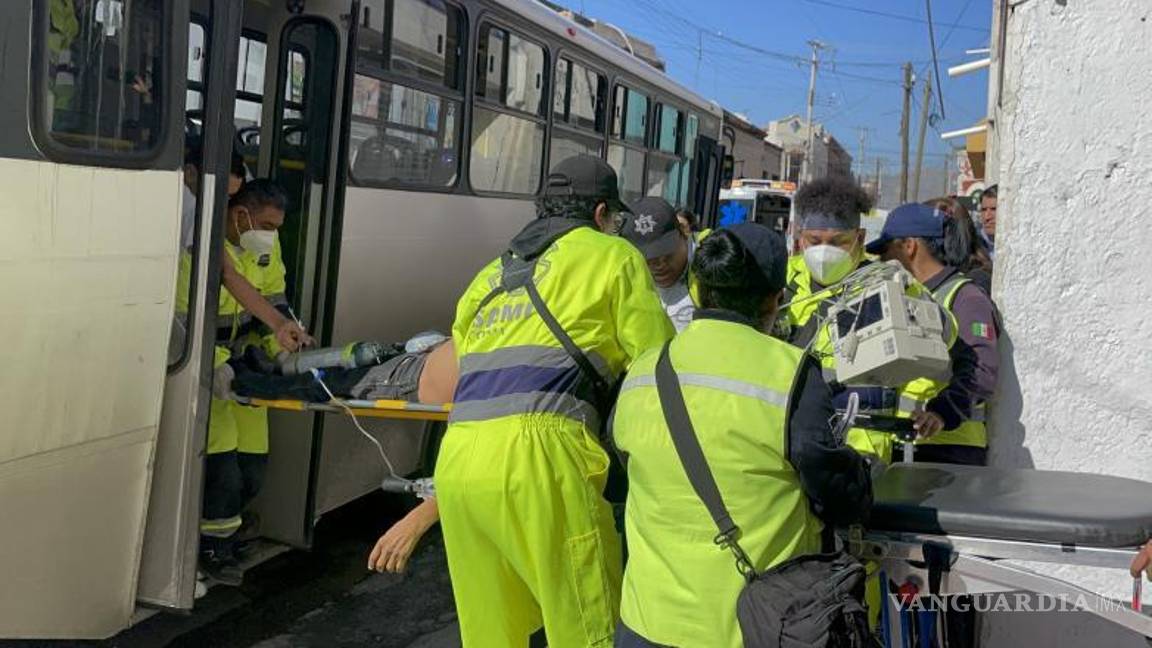 $!El hombre fue extraído por la puerta trasera.