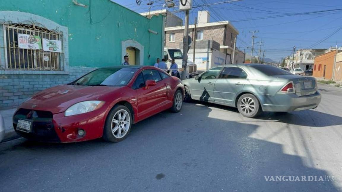 $!El Ford Fusion giró tras recibir el impacto en la parte trasera por una grúa en el cruce de Ignacio Lallave y Ramón Corona.