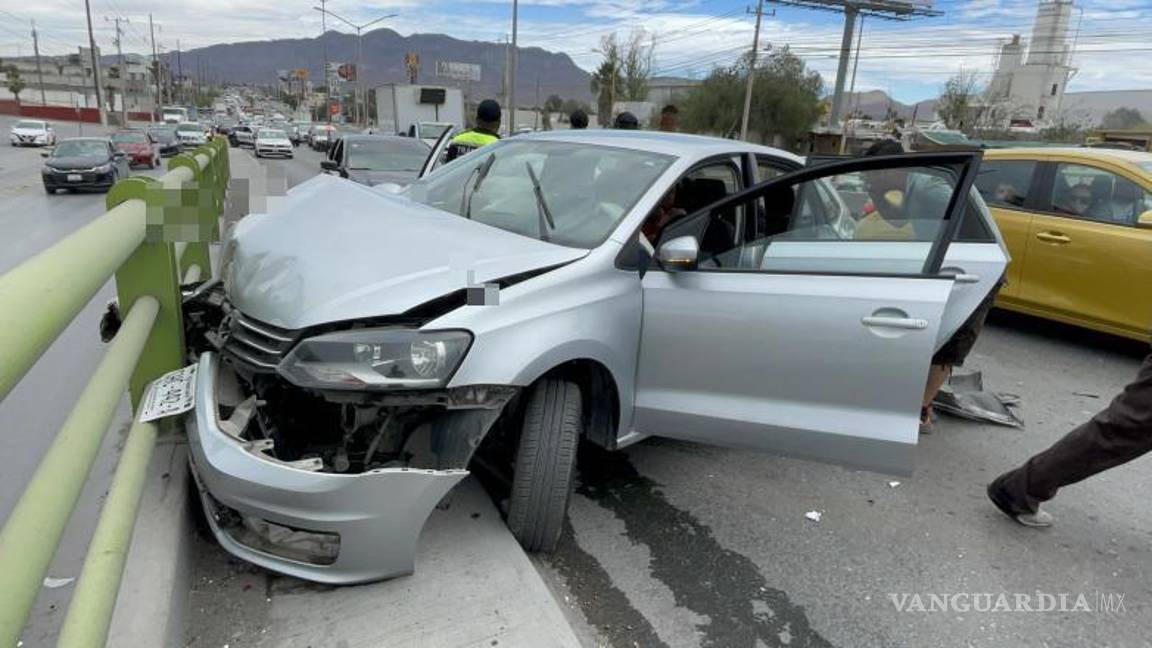 $!El Volkswagen Vento terminó contra la barrera de contención tras ser impactado por el Chrysler 300.