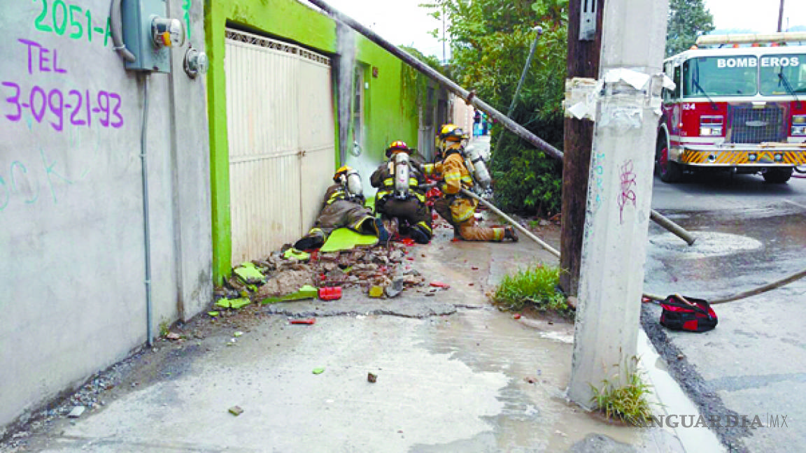 Rompen albañiles tubería de gas; los bomberos controlan siniestro