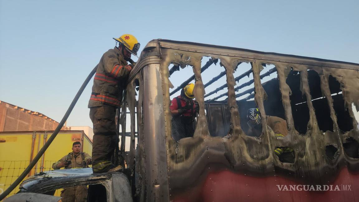 Descuido provoca incendio en caja de tráiler en Arteaga (VIDEO)