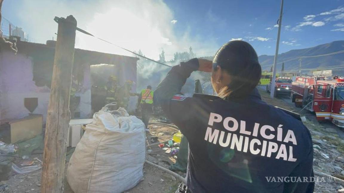 $!Vecinos señalaron que dos personas huyeron del lugar antes de que iniciara el fuego.