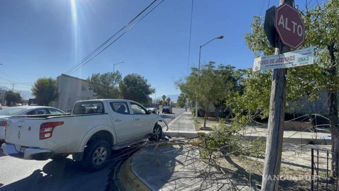 $!Trabajadores de la Comisión Federal de Electricidad iniciaron labores de restauración en las líneas de energía afectadas por el accidente.
