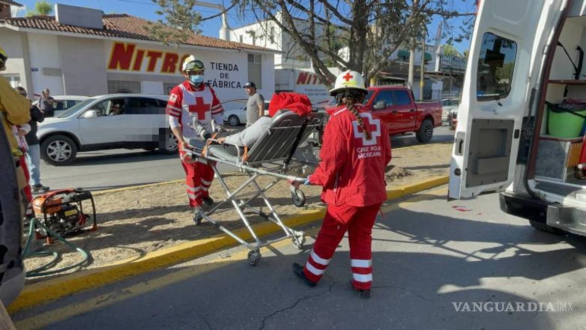 $!Tras ser liberada del vehículo volcado, la joven fue atendida por paramédicos y descartaron lesiones graves.
