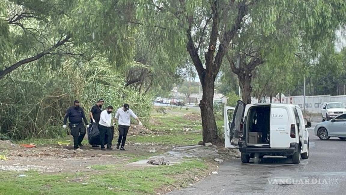 $!El cuerpo encontrado en el arroyo es trasladado a las instalaciones del SEMEFO para realizar las investigaciones correspondientes.