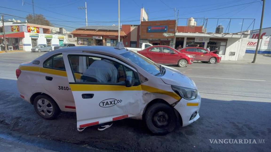 $!Le sale caro ignorar el rojo; choca en Saltillo