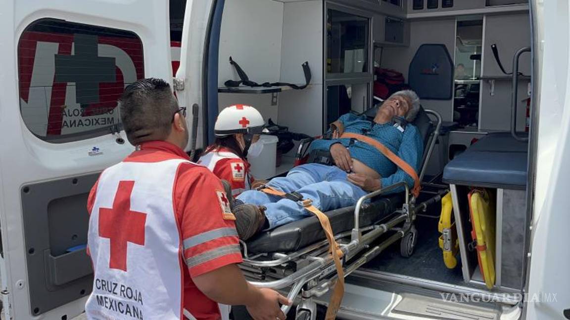 $!Paramédicos de la Cruz Roja atendieron el reporte y trasladaron al paciente con signos de un derrame cerebral.