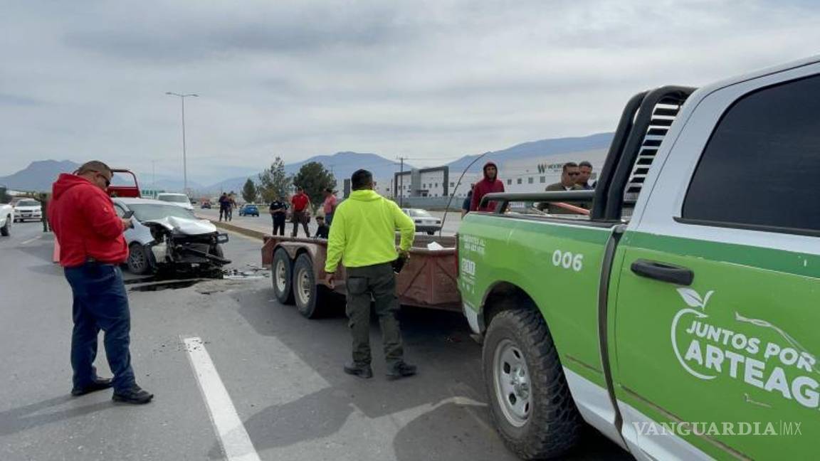 $!Trabajadores municipales de Arteaga realizaban tareas de limpieza en el bulevar Fundadores antes del impactante accidente.