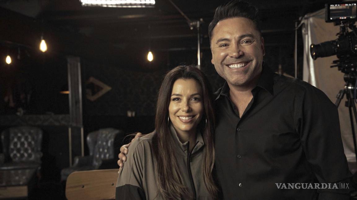 $!Eva Longoria Bastón y el boxeador Oscar De La Hoya durante la producción del documental La Guerra Civil. AP/Ilse Fernández/Instituto Sundance