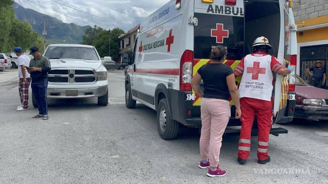 $!Vecinos de la calle Gálatas salieron a auxiliar al menor en lo que llegaban los servicios de emergencia.