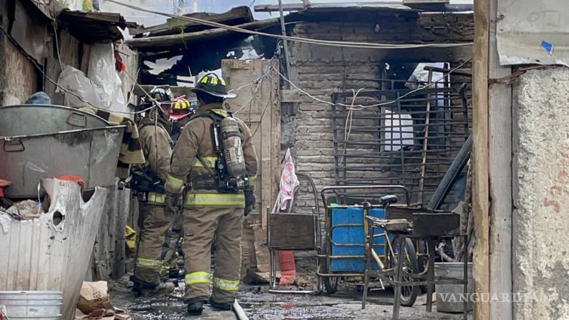 $!Los bomberos trabajaron arduamente para extinguir el fuego que consumió tres habitaciones.