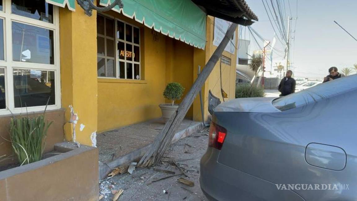 $!El conductor dijo que al intentar esquivar el camión, perdió el control del vehículo debido a la velocidad y terminó chocando contra un poste antes de golpear la estructura del restaurante.