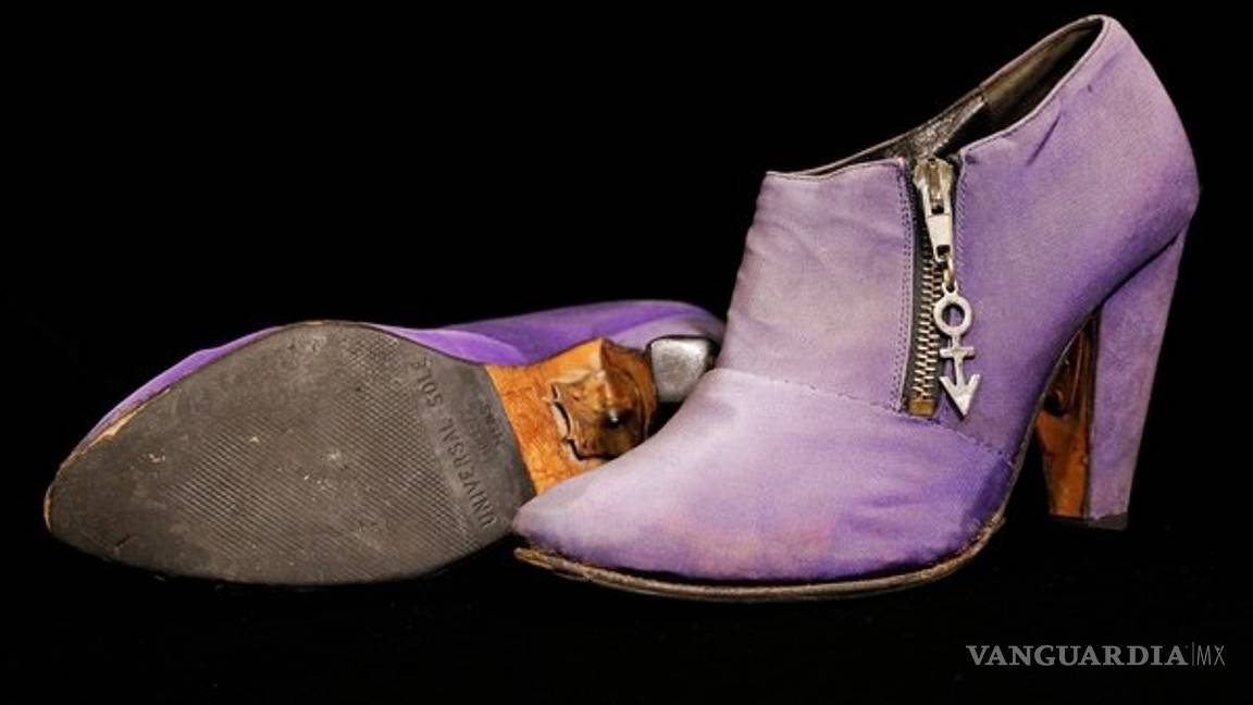 $!Subastan en EU unas botas y un piano utilizados por Prince
