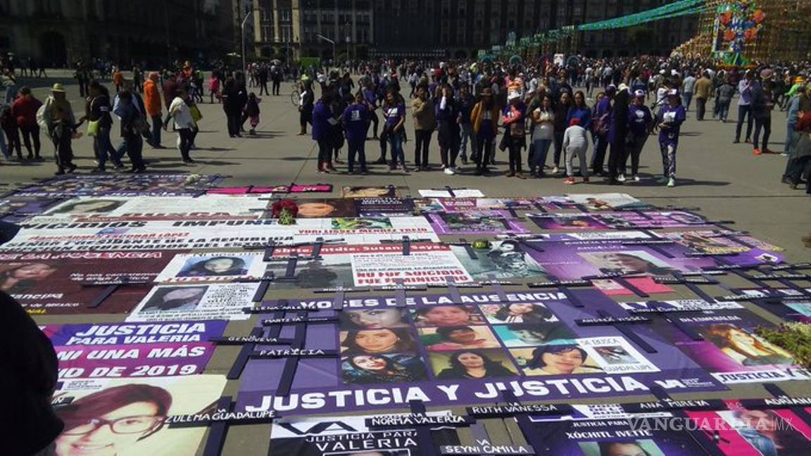 $!Mujeres y familiares de víctimas marchan en CDMX contra feminicidios en "Día de Muertas"
