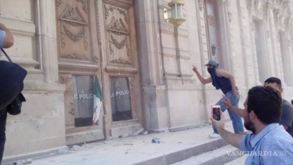 $!Protesta contra César Duarte en Chihuahua deja 25 heridos y 100 detenidos