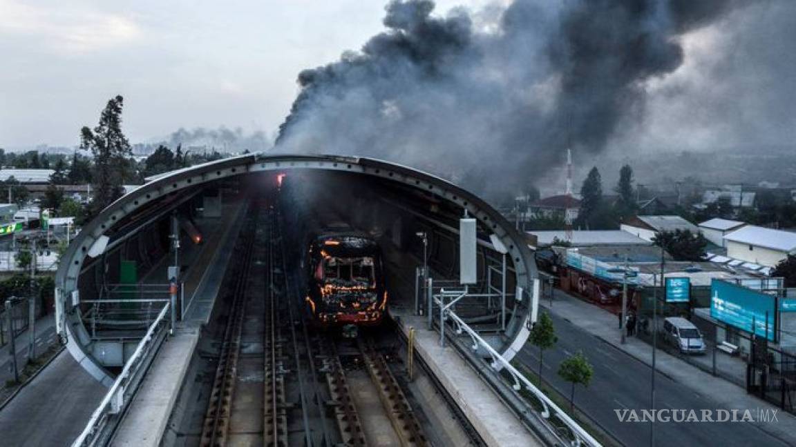 Metro de Santiago de Chile sufre daños por más de 300 mdd, estaciones y líneas quedan inservibles