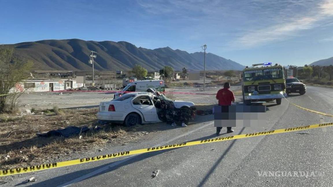 $!Paramédicos de Protección Civil de Arteaga trasladan a los heridos a un hospital cercano tras el accidente ocurrido en la mañana.