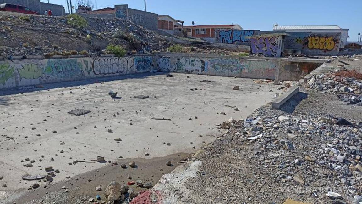 $!Vecinos expresan que en la parte del bulevar que cruza frente a un terreno baldío acumula “personas indeseables”.