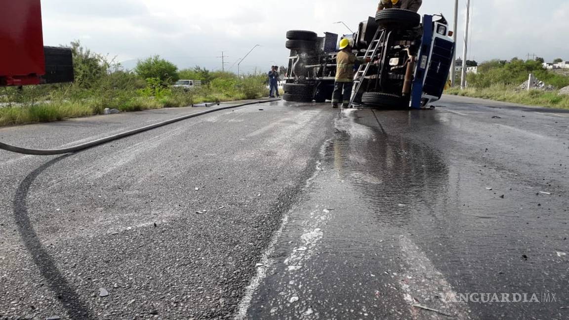 $!Bomberos atienden volcadura de pipa de gas en Monclova