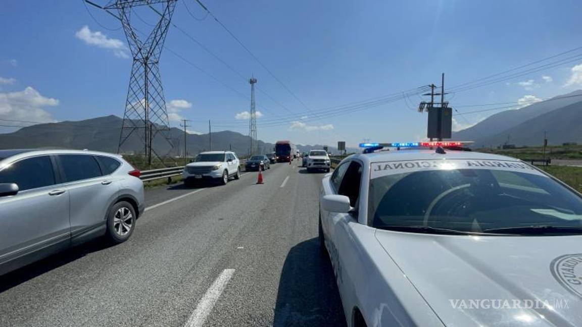 $!Los vehículos fueron desviados debido al cierre de un carril tras el accidente de tráiler, creando una larga fila en la carretera Monterrey-Saltillo.