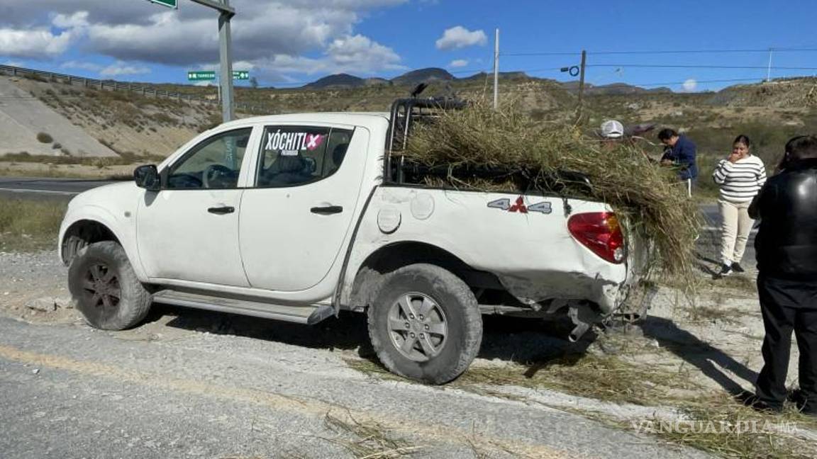 $!La camioneta recibió el impacto en la parte trasera.