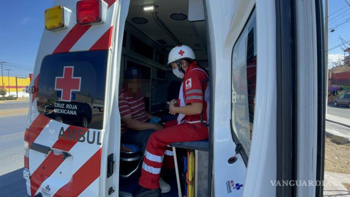 $!La Cruz Roja acudió al lugar del accidente para brindar los primeros auxilios al conductor herido, quien decidió no ser trasladado al hospital.