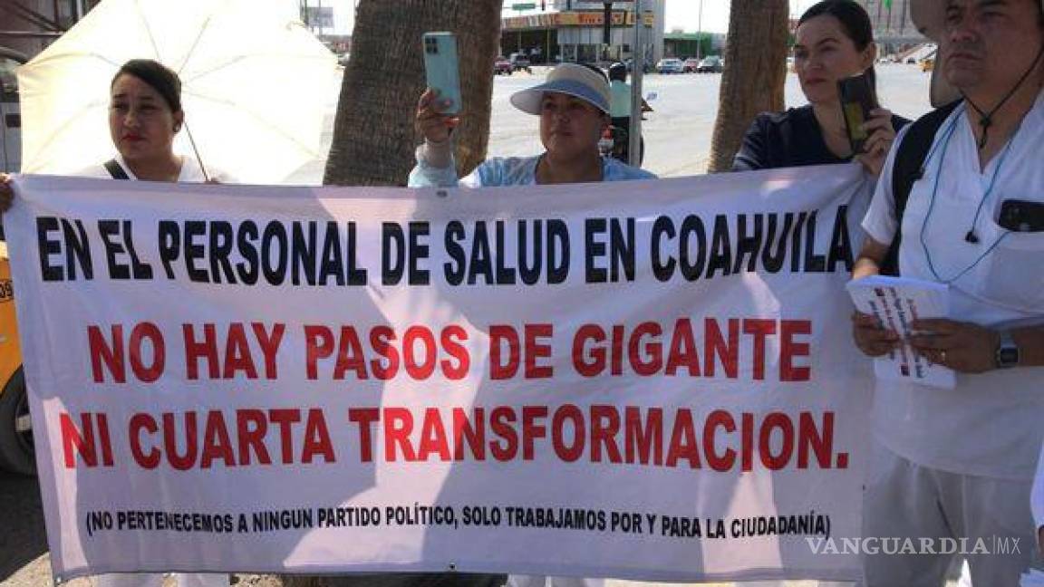 Protestan trabajadores eventuales del IMSS Bienestar en Torreón; exigen basificación