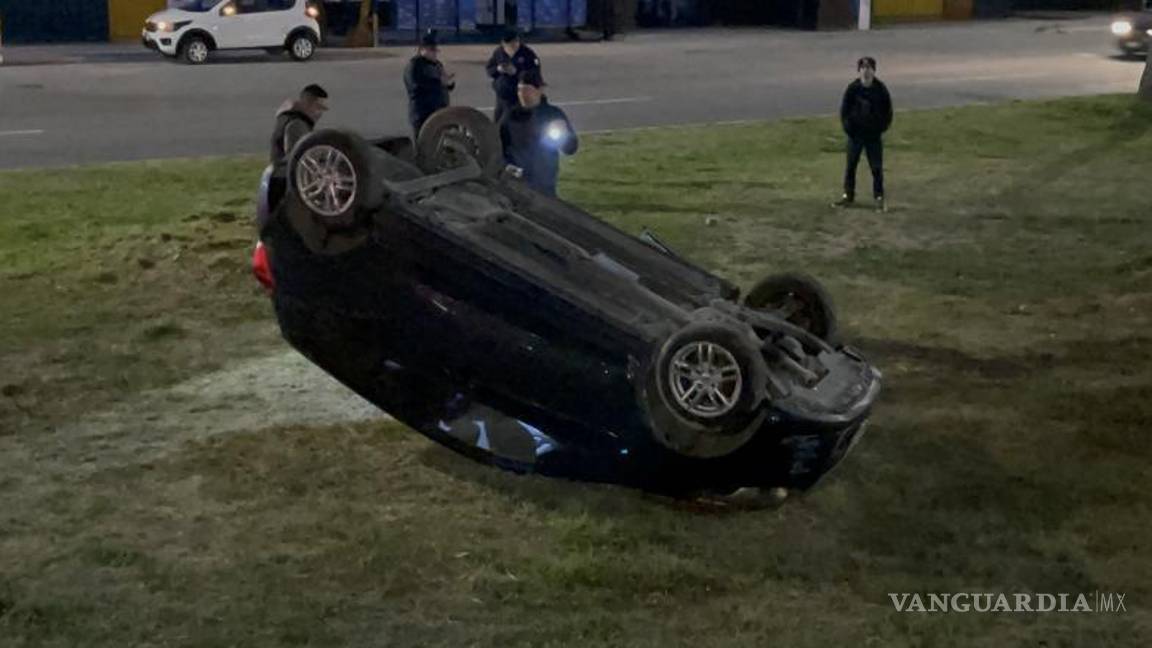 $!Tras el vuelco, el conductor se comunicó con su aseguradora para gestionar la respuesta y la cobertura del incidente ocurrido en el bulevar Fundadores.