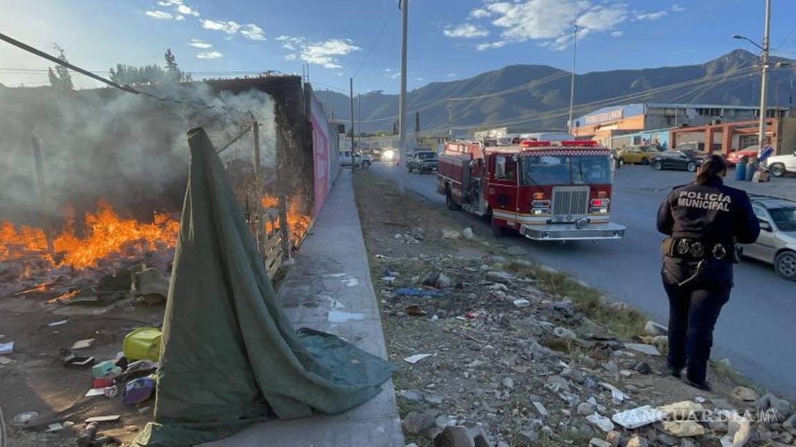 $!Bomberos sofocaron el incendio registrado en un predio abandonado en el oriente de Saltillo.