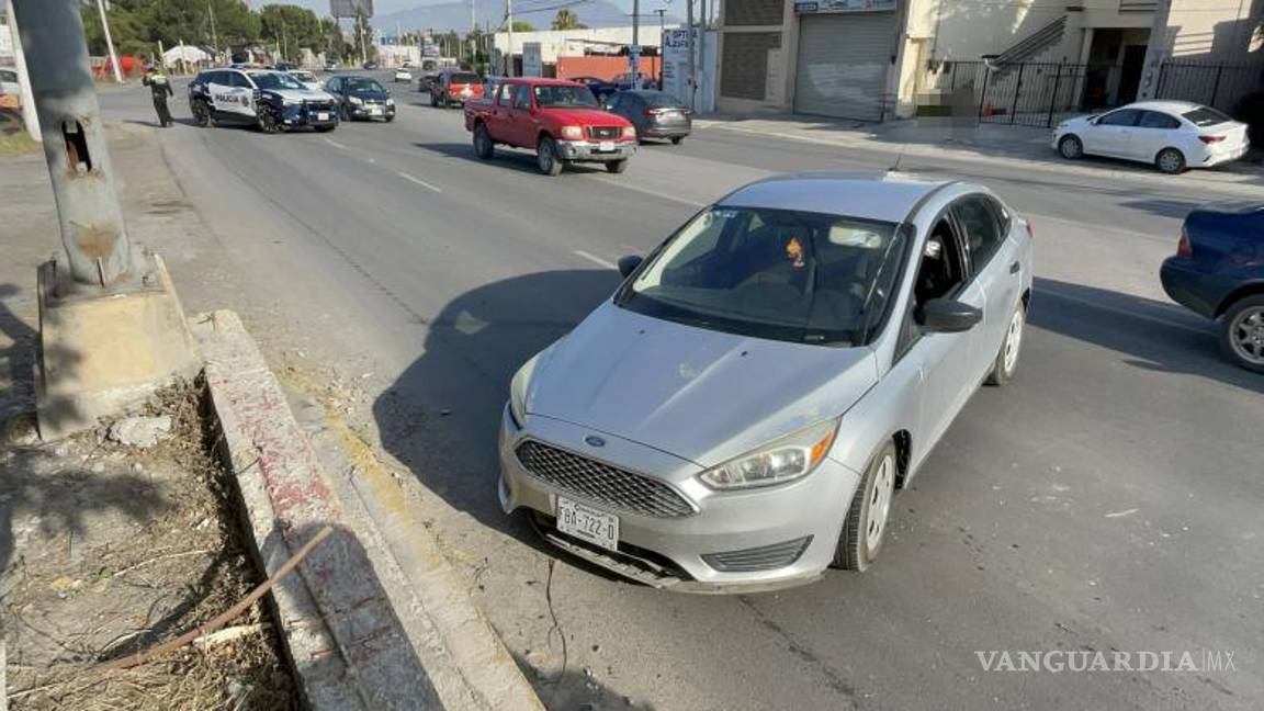 $!Tránsito Municipal acudió para señalizar la zona y evitar otro accidente en plena hora pico.