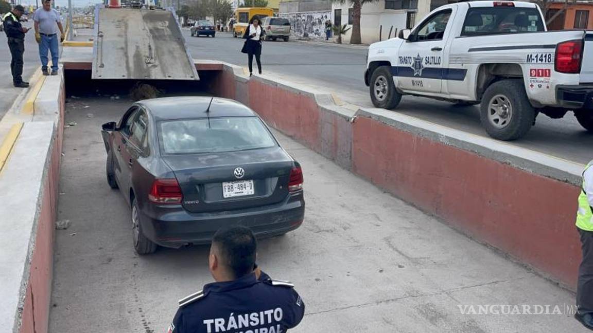 $!Elementos de Tránsito Municipal acudieron al lugar para levantar el reporte y coordinar la grúa.