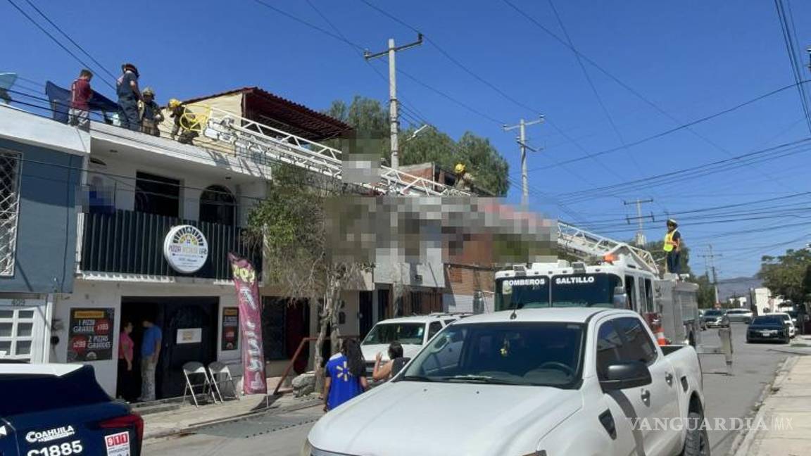 $!Recibe potente descarga eléctrica en el techo de su casa y queda gravemente herido, en Saltillo