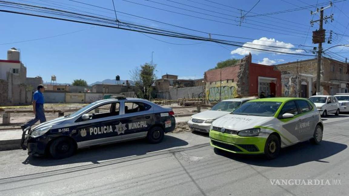 $!Personal policial asegura el perímetro mientras los servicios de emergencia realizan las primeras investigaciones en el lugar del hallazgo.