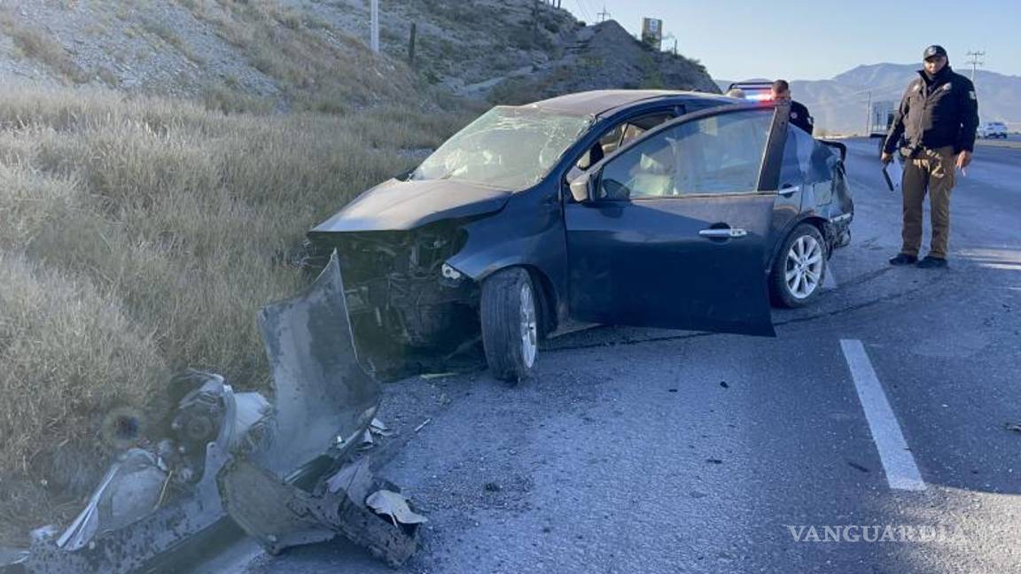 $!Huellas en el pavimento muestran la trayectoria del vehículo antes de impactar contra el talud.