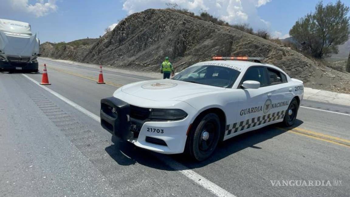 $!La circulación fue interrumpida por más de cinco horas mientras se realizaban las labores de investigación y el levantamiento de restos humanos.