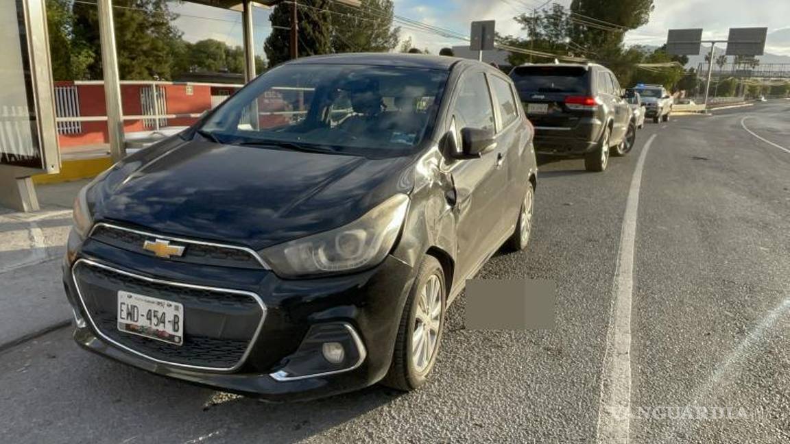 $!Los vehículos quedaron detenidos en medio de la vía, por lo que personal de la Policía Municipal llegó para tomar conocimiento de la situación.
